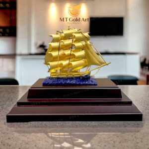 Biểu trưng tượng thuyền buồm phong thủy dát vàng (17x29x34cm) - Mẫu 01