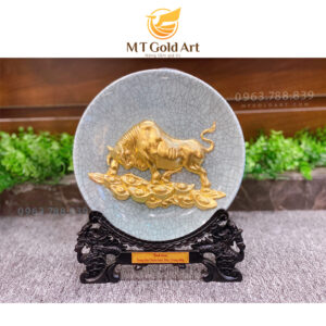 Đĩa biểu trưng Trâu vàng tài lộc dát vàng D=20cm