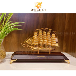 Mô hình thuyền buồm mạ vàng Mẫu 06 (Cỡ trung)