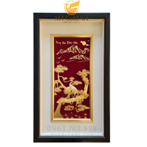 Tranh tùng hạc diên niên dát vàng nền đỏ (40x65cm)