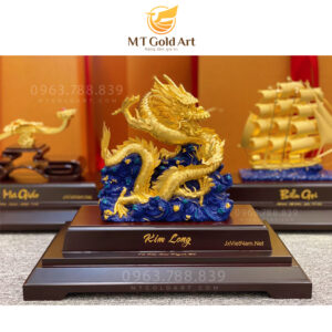 Biểu trưng tượng rồng phong thủy vờn ngọc dát vàng (19x27x34cm)